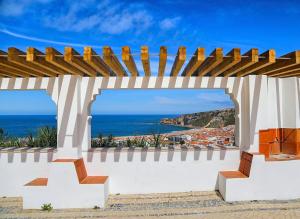 gazebo con vista sull'oceano di Duarte Houses - Casa T1 N - com vista mar a Nazaré