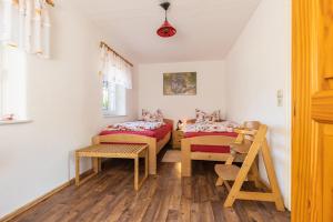 Habitación con 2 camas y mesa. en Bauernhof Ladusch en Kolonie Baruther Berg