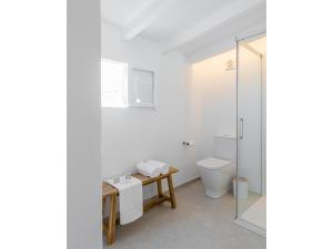 A bathroom at S'Enclova Petit Hotel
