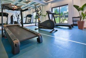 une salle de sport avec plusieurs tapis de course et un tapis de course dans l'établissement Terminus City Center Oujda, à Oujda