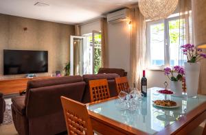 ein Wohnzimmer mit einem Tisch und einem Sofa in der Unterkunft 5 Bedroom Villa with Private Pool in Poljice