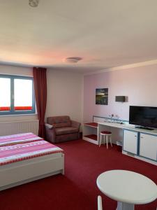 a hotel room with a bed and a table at Hotel Sundblick in Altefähr