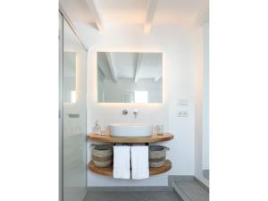 A bathroom at S'Enclova Petit Hotel