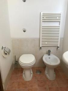 bagno con servizi igienici bianchi e lavandino di Casetta Fontania a Gaeta