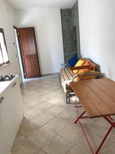 sala de estar con mesa y sofá en Casetta Fontania, en Gaeta