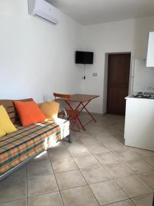ein Wohnzimmer mit einem Sofa und einem Tisch in der Unterkunft Casetta Fontania in Gaeta