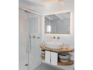 A bathroom at S'Enclova Petit Hotel