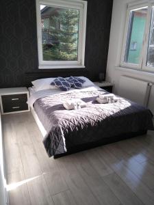 1 dormitorio con 1 cama con 2 toallas en Park Apartament, en Rzeszów