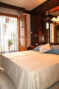 1 cama blanca grande en una habitación con ventanas en Alamo 6, en Marbella