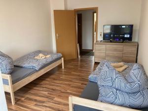 um quarto com 2 camas e uma televisão de ecrã plano em Ferienwohnung Zeitz Appartment Zeitzer Dom em Zeitz