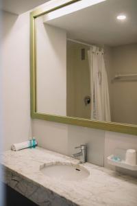 baño con lavabo y espejo grande en Cèsar, en Vilanova i la Geltrú