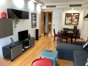 Telewizja i/lub zestaw kina domowego w obiekcie Daria Beach Gran Terraza by AlohaMalaga