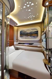 Cama ou camas em um quarto em Bahrain Airport Hotel Airside Hotel for Transiting and Departing Passengers only