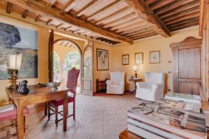 biuro domowe z biurkiem, krzesłami i stołem w obiekcie Terenzi Hospitality & Wine w mieście Scansano