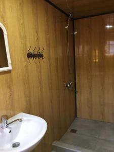 bagno con lavandino bianco e doccia di Guesthouse Omalo a Omalo