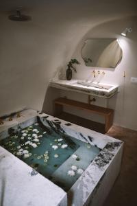 Letto o letti in una camera di Spitia Santorini Villa Collection