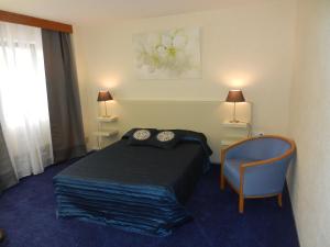Una cama o camas en una habitación de Hotel Dupleix