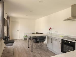 cocina con mesa y sillas en una habitación en Coolnaharragill Lower Annexe en Killarney