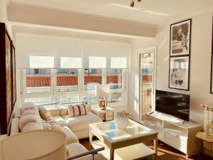a living room with a couch and a tv at Playa Panjón in Nigrán