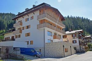 a building with a van parked in front of it at Design Residence Del Passo in Padola