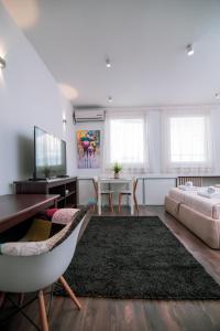 una sala de estar con un sofá y una mesa en 5 STAR CENTRAL STUDIO, en Skopje