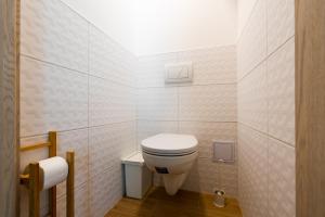 Kúpeľňa v ubytovaní Captain’s Home Kenese Apartman + 10 fotografií
