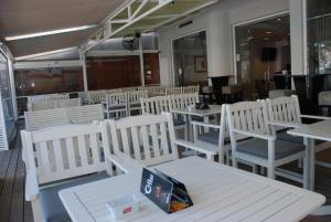 A restaurant or other place to eat at Hotel Mano