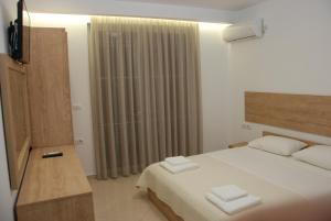A bed or beds in a room at Hotel Mano