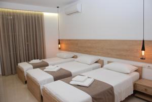 A bed or beds in a room at Hotel Mano