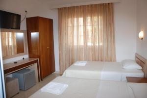 A bed or beds in a room at Hotel Mano