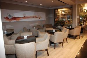A seating area at Hotel Mano