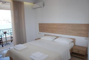 A bed or beds in a room at Hotel Mano