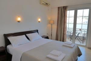 A bed or beds in a room at Hotel Mano