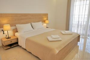A bed or beds in a room at Hotel Mano