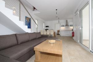 salon z kanapą i stolikiem kawowym w obiekcie Sunset Sea View Villa 5 w mieście Arillas