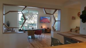 ラ・ボールにあるLes Cigalesのテーブルと椅子のあるキッチンとダイニングルーム