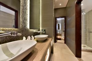 Um banheiro em Bahrain Airport Hotel Airside Hotel for Transiting and Departing Passengers only