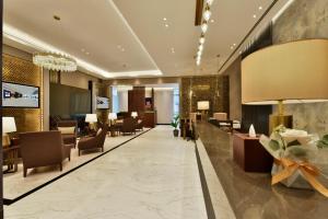 Uma TV ou centro de entretenimento em Bahrain Airport Hotel Airside Hotel for Transiting and Departing Passengers only