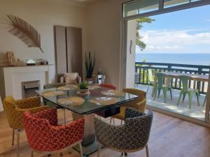 ラ・ボールにあるLes Cigalesのダイニングルーム(テーブル、椅子付)、バルコニー