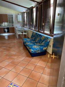 マイオーリにあるLe Due Porteのリビングルーム(青いソファ、テーブル付)