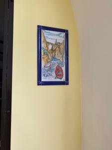 una pintura colgando de una pared en una habitación en Le Due Porte, en Maiori