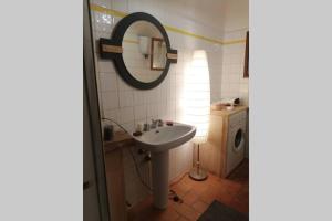 uma casa de banho com um lavatório e um espelho em Once Upon in Vignoni em Bagno Vignoni