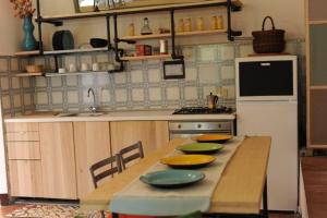 uma cozinha com uma mesa com tigelas em Once Upon in Vignoni em Bagno Vignoni