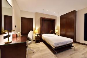 Cama ou camas em um quarto em Bahrain Airport Hotel Airside Hotel for Transiting and Departing Passengers only