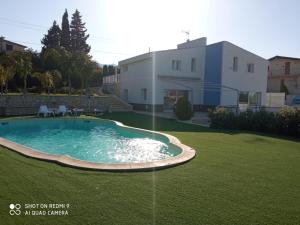 a swimming pool in a yard with a house at Villa Verde in Alcamo