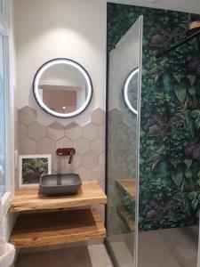 ラ・ボールにあるLes Cigalesの洗面台と鏡のあるバスルーム +33枚の写真