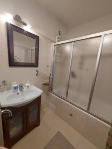 a bathroom with a shower and a sink at Wygodny Przestronny Apartament Janowskie Błonia Rumia in Rumia
