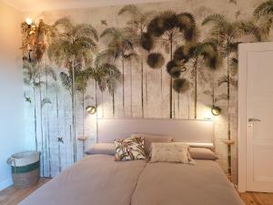 ラ・ボールにあるLes Cigalesのベッドルーム1室(ヤシの木の壁にベッド1台付)