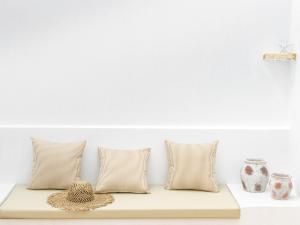 A seating area at S'Enclova Petit Hotel