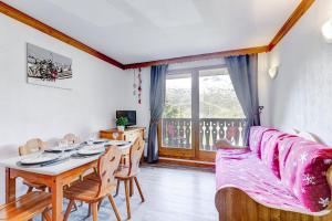 a living room with a table and a couch at Les Valmonts 711 in Les Menuires